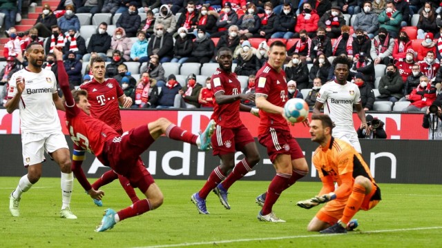 Bundesliga: Und da war der Ball dann drin - im eigenen Tor: Thomas Mueller erzielt den Ausgleichstreffer für Bayer Leverkusen.