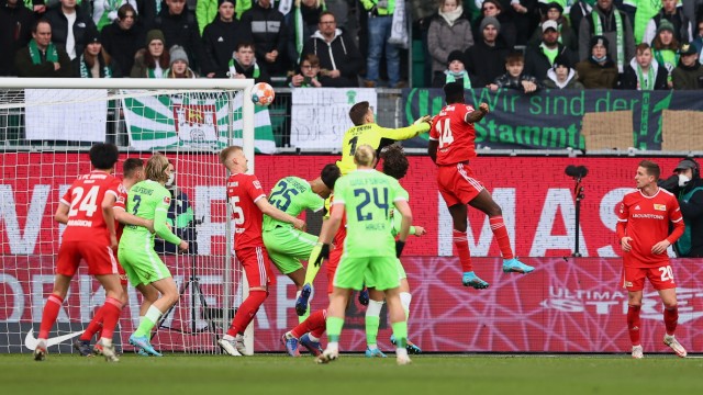 Bundesliga: Tor des Tages: Taiwo Awoniyi (Nr. 14) köpft einen Wolfsburger Eckball in bester Stürmer-Manier am eigenen Torwart Andreas Luthe vorbei ins eigene Netz.