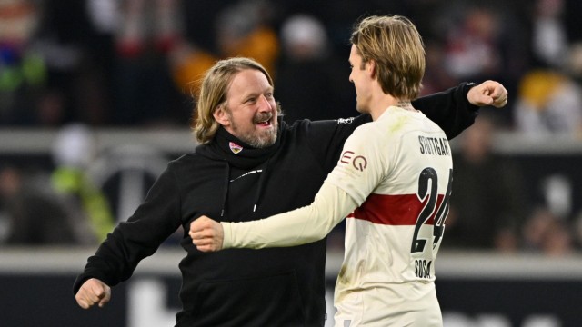 VfB Stuttgart: Große Erleichterung nach Spielende: Sportdirektor Sven Mislintat (links) mit Borna Sosa.