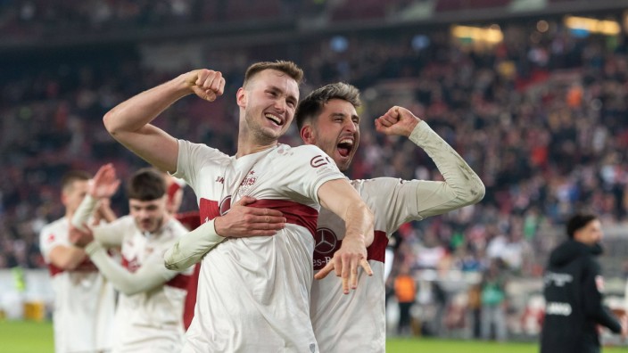 VfB Stuttgart: Pure Erleichterung: Sasa Kalajdzic und Atakan Karazor feiern nach Schlusspfiff.
