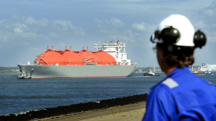 Energiekrise: Tankschiff mit Flüssigerdgas im Hafen von Rotterdam: Viele EU-Regierungen fordern einen Preisdeckel für den Rohstoff.