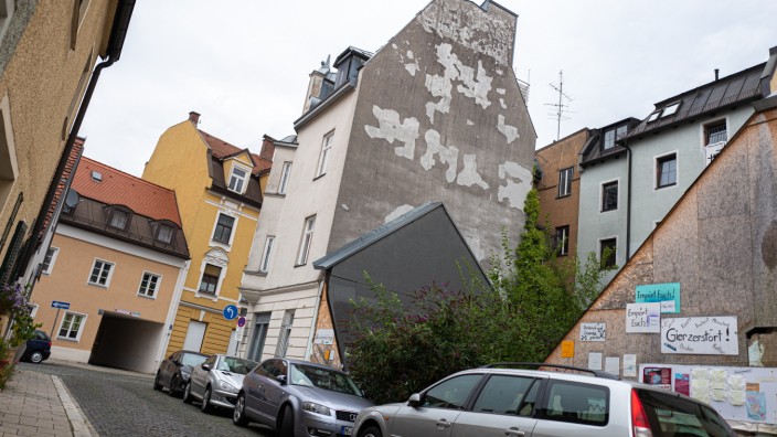 Stadt prüft Antrag für Wiederaufbau: Die Baulücke an der Oberen Grasstraße, wo einst das Uhrmacherhäusl stand.