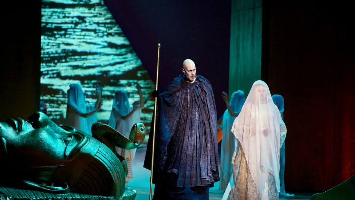 Christian Thielemann dirigiert "Aida" in Dresden: Georg Zeppenfeld als Ramfis und Oksana Volkova als Amneris in Katharina Thalbachs Inszenierung der "Aida" an der Semperoper.