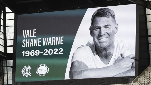 Tod von Shane Warne: An vielen Orten auf der Welt gedenken die Menschen Shane Warne, wie hier auf einer Anzeigetafel in Melbourne.