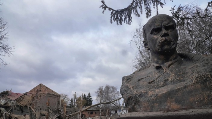 Krieg in der Ukraine: Nach einem nächtlichen Luftangriff steht nur noch die Büste des ukrainischen Dichters und Nationalsymbols Taras Schewtschenko. Das Kulturhaus im Dorf Byschiw westlich von Kiew wurde zerstört.