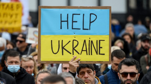 Krieg in der Ukraine: Auch am Wochenende haben Zehntausende in Europa, hier in Barcelona, gegen die russische Invasion der Ukraine demonstriert.
