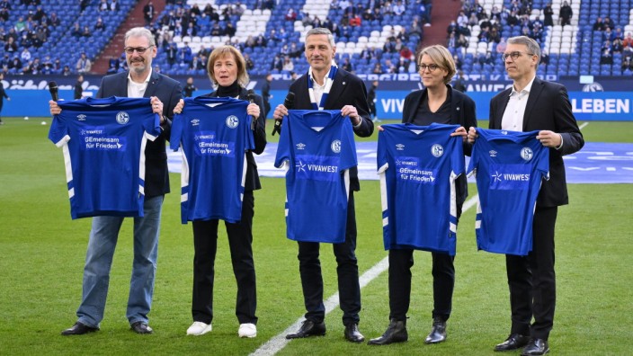 Schalke 04: Ruhr-Immobilien statt russisches Gas: Schalke-Vorstandsvorsitzender Bernd Schröder (3. von links) präsentiert das neue Trikot des Fußball-Zweitligisten.