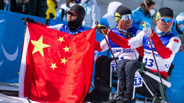 Paralympics: Verblüffende Dominanz: 15-Kilometer-Langlauf-Sieger Zheng Peng (Mitte) mit Mao Zhongwu (Silber; rechts) und dem Viertplatzierten Du Tina (links).