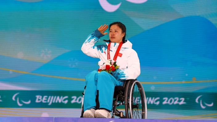 Paralympics: Salut mit Gold: Langläuferin Yang Hongqiong bei der Siegerehrung.
