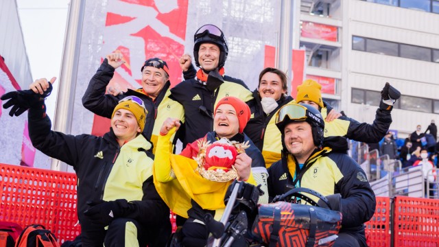 Anna-Lena Forster bei den Paralympics: Im Mittelpunkt: Anna-Lena Forster (Mitte) beim Jubel über Gold mit dem deutsche Para-Ski-Alpin-Team.