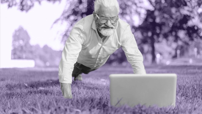 Digitales Senioren-Studium: Körperlich und geistig fit bleiben ist das Ziel der meisten älteren Menschen. Für den Kopf kann man etwas tun, indem man sich für ein digitales Seniorenstudium an einer Hochschule einschreibt. Das hat zudem den Vorteil, dass man mit Online-Anwendungen vertrauter wird.