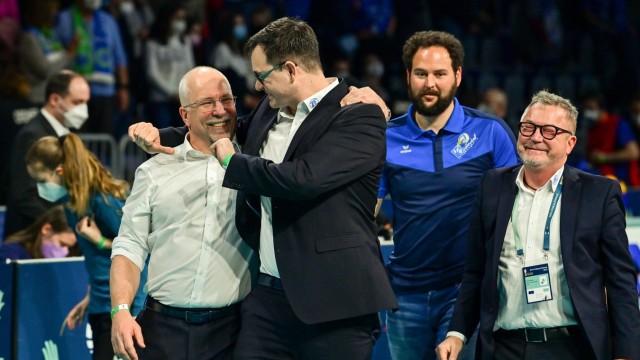 Volleyball: Australier im Glück: Friedrichshafens Trainer Mark Lebedew (li.) freut sich über seinen ersten Pokaltitel und lässt sich von den Co-Trainern herzen.