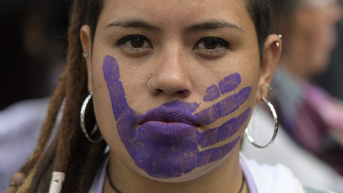 Feminismus in Argentinien: Schluss mit dem Patriarchat: Eine Frau protestiert im November 2019 in Buenos Aires gegen Gewalt gegen Frauen.