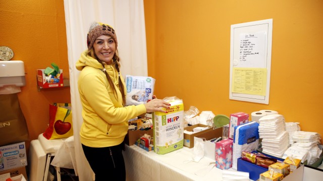 Ukraine-Krieg: Das Spendensammeln geht weiter: Miriam Altinisik ist am Montag erschöpft von ihrer Reise, ordnet aber schon wieder Hilfsgüter in ihrem Laden in Wolfratshausen.