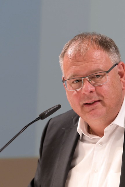 Kreisbauausschuss: Plädiert für günstige Lösung: Unterhachings Bürgermeister Wolfgang Panzer.