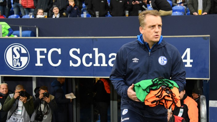 Fußball: Da ist er wieder: Mike Büskens war erst im vorigen Frühjahr zum ständigen Co-Trainer befördert worden - zum "Hermann Gerland von Schalke", wie er selbst es ausdrückte.