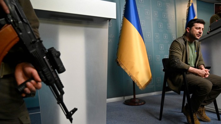 Putins Krieg in der Ukraine: Den Informationskrieg hat er gewonnen: Wolodimir Selenskij bei einer seiner Ansprachen.