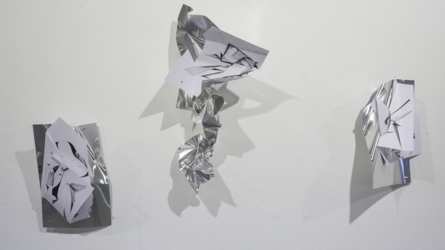 Ausstellung in Dachau: Von Nina Märkl stammen die abstrakten Objekten aus gefaltetem Aluminium, Papier und Cut Outs.