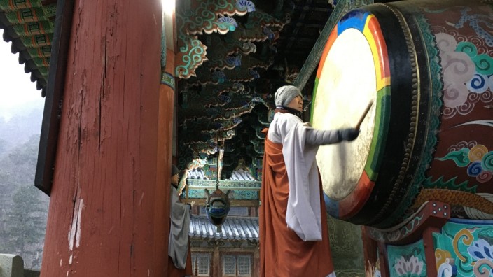 Urlaub in Südkorea: Trommeln für Buddha: ein Mönch im Beopjusa Tempel bei der abendlichen Yebul-Zeremonie.