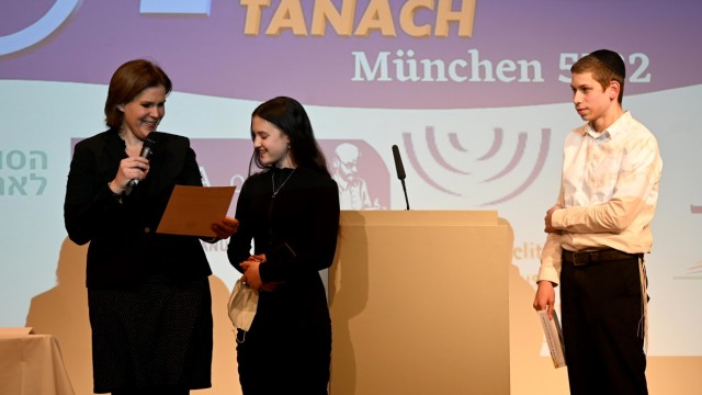 "Chidon Hatanach": Dritte Bürgermeisterin Verena Dietl und die beiden Zweitplatzierten Emuna Rachel Bergauz aus München und Josef Gendlin aus Berlin.