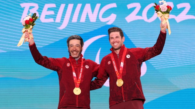 Paralympics in Peking: Strahlendes Langlaufduo: Brian McKeever (links) und sein Guide Russell Kennedy bei der Siegerehrung.