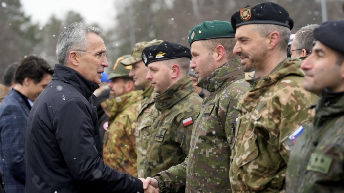 Nato: Stoltenberg reiste zur Militärbasis in Ādaži, wo der multinationale Kampfverband des Nato-Programms "Enhanced Forward Presence" (EFP) stationiert ist.