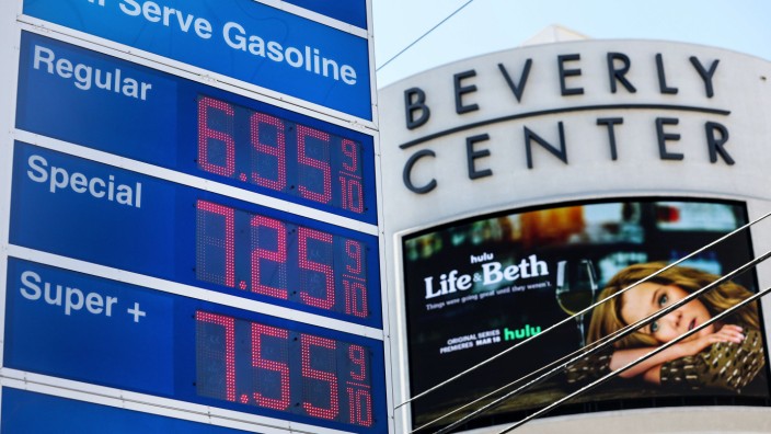 Konflikt mit Russland: Enorme Preissteigerungen auch in den USA: Besonders teuer ist Benzin gerade in Kalifornien - Tankstelle in Los Angeles.
