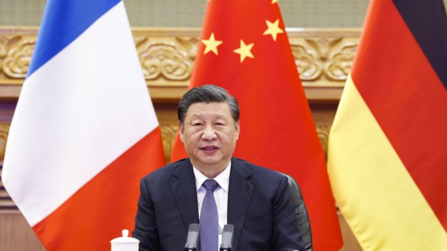 Ukraine-Krieg: Der Krieg schafft seltene Konstellationen: Chinas Staatschef Xi Jinping bei einem Videogespräch mit Olaf Scholz und Emmanuel Macron.