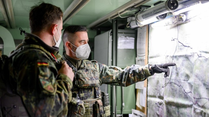 Manöver: Zwei Soldaten sichten eine Karte im Rahmen einer Übung eines simulierten Gefechts am Computer für die Nato-Einsatzgruppe im Gefechtssimulationszentrum des Heeres in Wildflecken - hier im Jahr 2022.