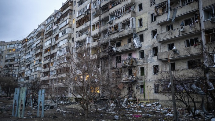Russische Architekten gegen Ukraine-Krieg: Ein Wohnhaus in der Ukraine, das von einem russischen Raketenangriff beschädigt wurde.