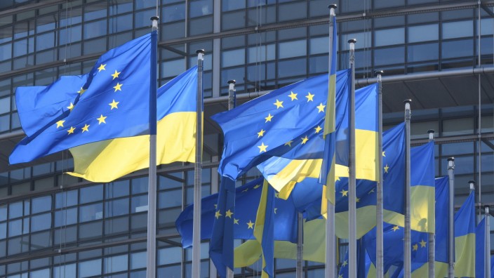 Westbalkan-Konferenz: Wie viele Flaggen sollen es einmal sein? Fahnen der Ukraine und der EU vor dem Europaparlament in Straßburg.