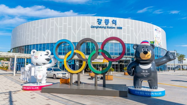 Olympische Sportstätten 2018: Am Bahnhof von Gangneung war die Erinnerung an die Spiele auch ein Jahr danach noch sichtbar.