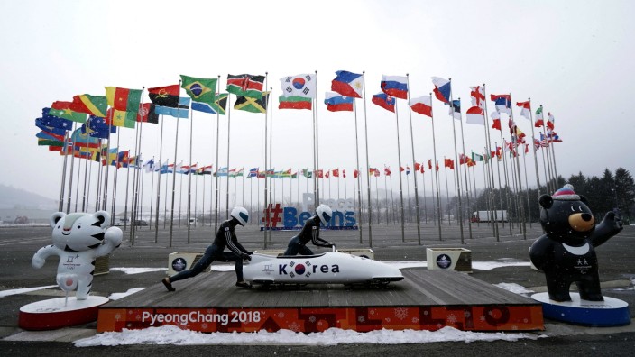 Olympische Sportstätten 2018: In Pyeongchang erinnern bis heute Nationalflaggen und Maskottchen an die Olympischen Winterspiele 2018.