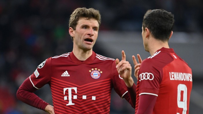 FC Bayern in der Champions League: Zwei aus dem Vintage-Trio: Thomas Müller (links) und Robert Lewandowski besprechen das 7:1 gegen RB Salzburg.