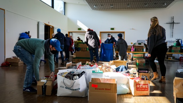 Krieg in der Ukraine: Spenden werden im katholischen Pfarrzentrum Eichenau angenommen, sortiert und für den nächsten Hilfstransport nach Wischgorod vorbereitet.