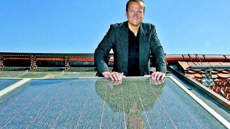 Avantgarde-Altbau: Aufs Dach gestiegen: der Architekt Werner Fischer hinter Sonnenkollektoren fürs Warmwasser