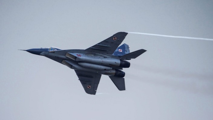 Krieg in der Ukraine: Ein "MiG-29"-Kampfjet der polnischen Luftwaffe fliegt bei einer Luftfahrt-Schau im polnischen Radom.
