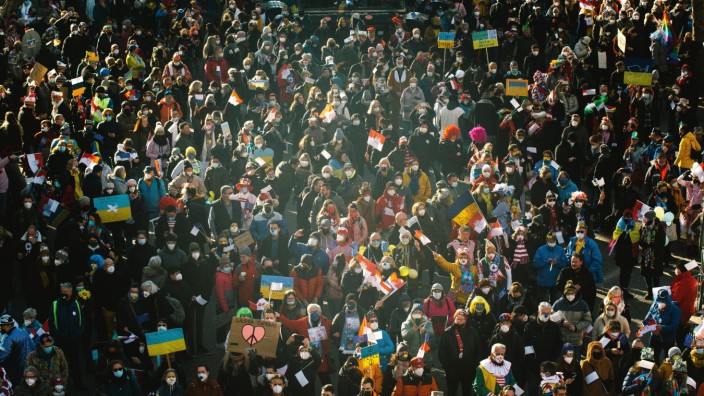 Ukraine: Friedensdemonstration am Rosenmontag in Köln während der Corona-Pandemie