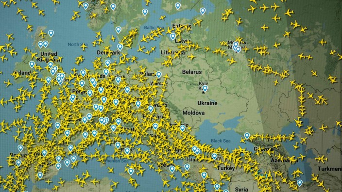DHL und Co.: Blick auf den Onlinedienst Flightradar 24: Seit dem Angriff Russlands meiden Flugzeuge den ukrainischen Luftraum, mittlerweile ist auch der russische für viele westliche Staaten gesperrt.