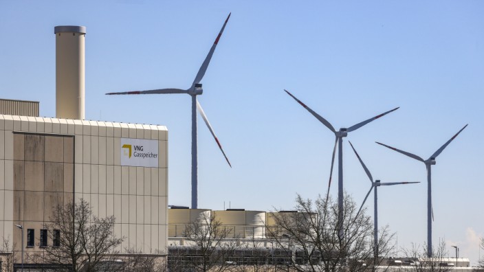 Erdgas aus Russland: Problem und Lösung in einem Bild: Gaslager in Sachsen-Anhalt, im Hintergrund Windräder, die unabhängig machen von fossilen Energieträgern.
