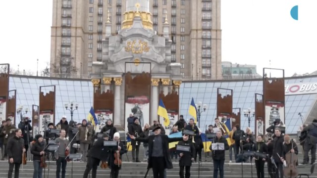 Konzert auf dem Maidan: Das Kyiv Classic Orchestra spielt unter dem Motto "Free Sky" bei Temperaturen um den Gefrierpunkt vor dem Unabhängigkeitsdenkmal in Kiew.