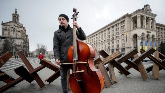 Konzert auf dem Maidan: Ein Bassist vor den Panzersperren im Kiewer Zentrum.