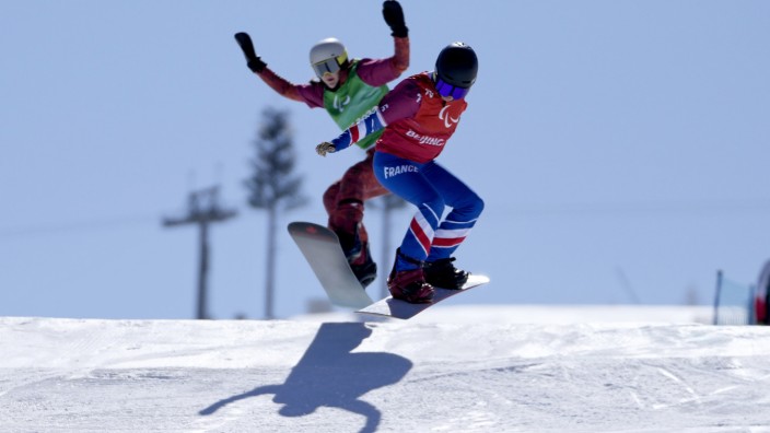Paralympics: Siege vor Gericht und im Schnee: Cecile Hernandez (rechts) bei ihrem Rennen am Montag.