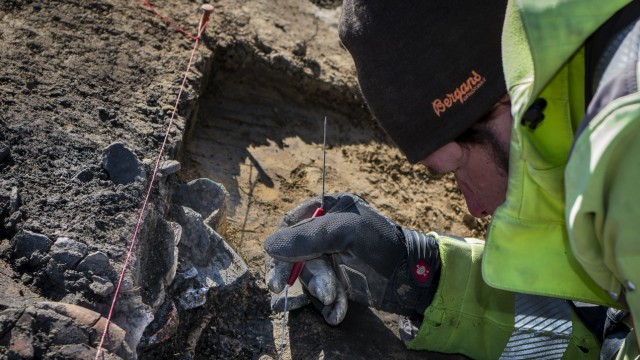 Ausgrabung im Landkreis Erding: Die Grabungen in der Kiesgrube bei Eichenkofen laufen weiter. Hier legt ein Mitarbeiter des Archäologenteams eine Urne aus römischer Zeit frei.