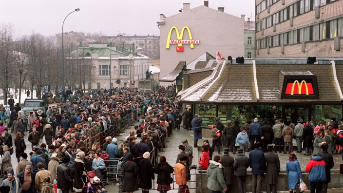 McDonald's en Rusia: La gente hizo cola durante más de dos horas cuando se abrió la primera sucursal de McDonald's en lo que entonces era la Unión Soviética en Moscú el 31 de enero de 1990.