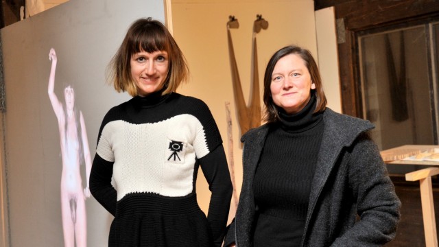 Programm zum Internationalen Frauentag: Hermaphroditische Tänzer auf der Leinwand: Natalie Wagner (rechts) und Vanessa Hafenbrädl in der Ausstellung im Obergeschoss.