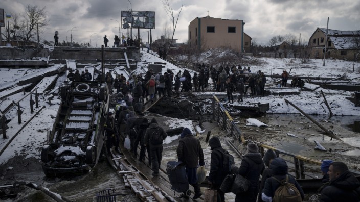 Krieg in der Ukraine: Nur raus: Ukrainer verlassen die Stadt Irpin bei Kiew.