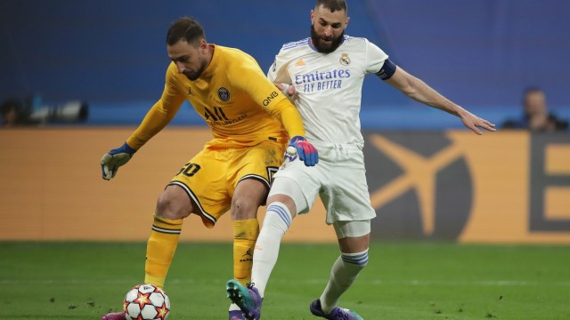 Paris unterliegt Real in der Champions League: Über die Szene wurde später heftig diskutiert: Karim Benzema klaut Gianluigi Donnarumma den Ball - die Frage war: Legal oder illegal?