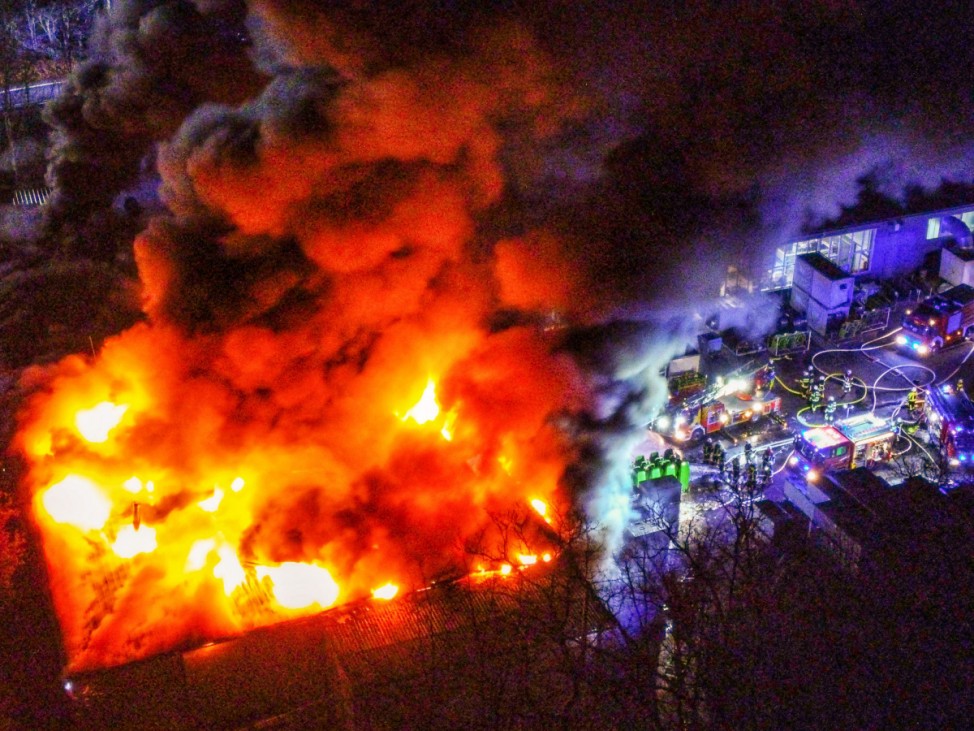 Firmengebäude in Herrstein steht in Flammen