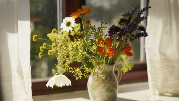Blumensträuße: Sommer, bitte kommen! Noch braucht man etwas Geduld, bis die Blumen in dieser Vase auf dem Fensterbrett stehen.